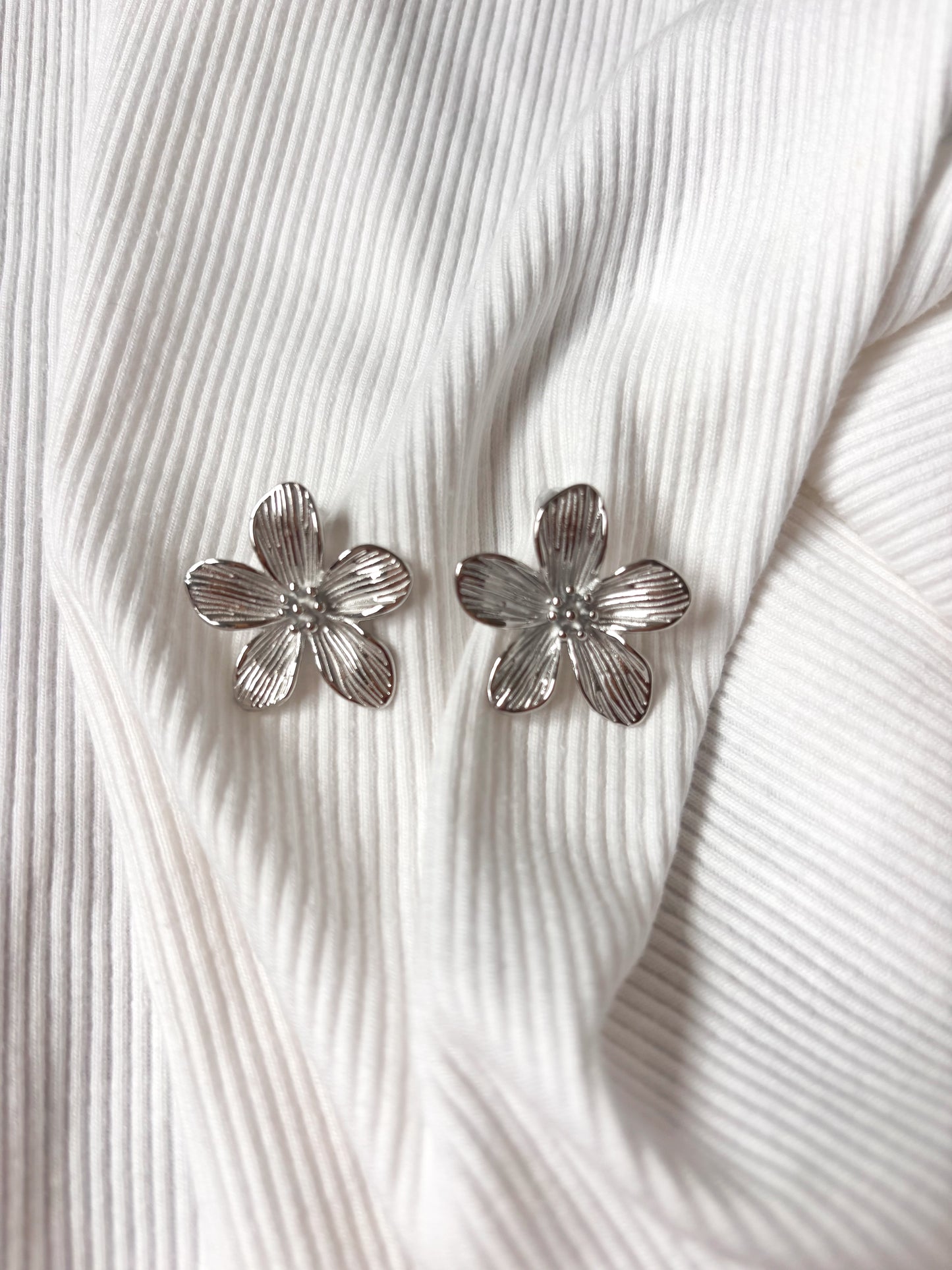 Boucle d'oreille Fleur délicate
