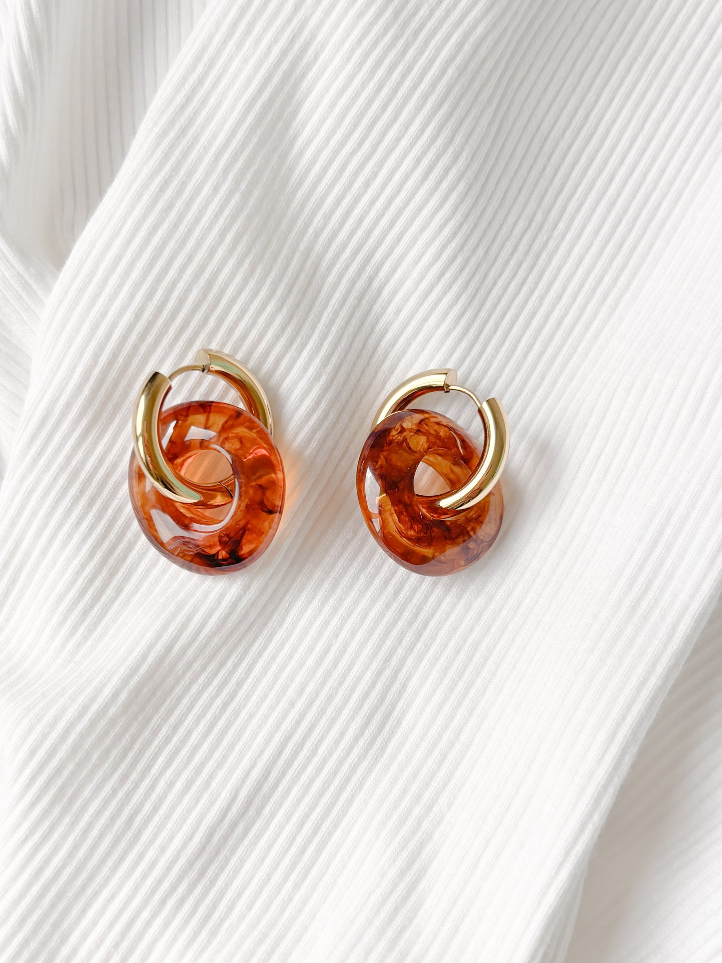 Boucle d'oreille Créole anneau en résine ambre