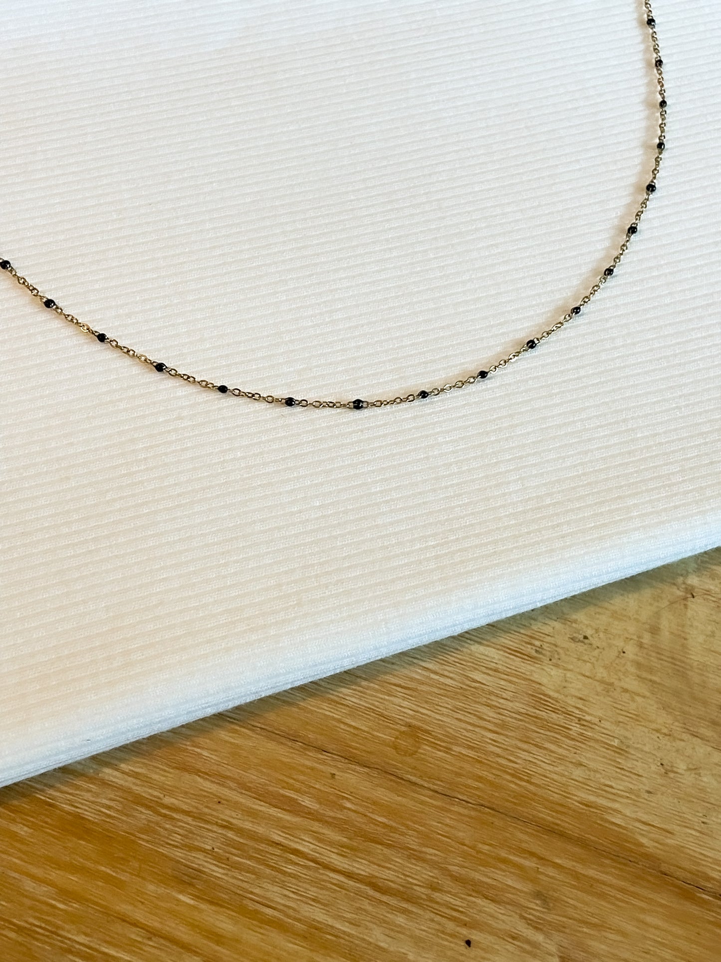 Collier Mimi ( noir , bleu turquoise , ou blanc )