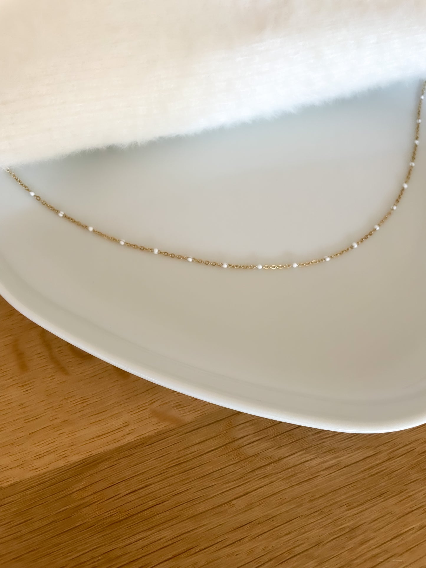 Collier Mimi ( noir , bleu turquoise , ou blanc )
