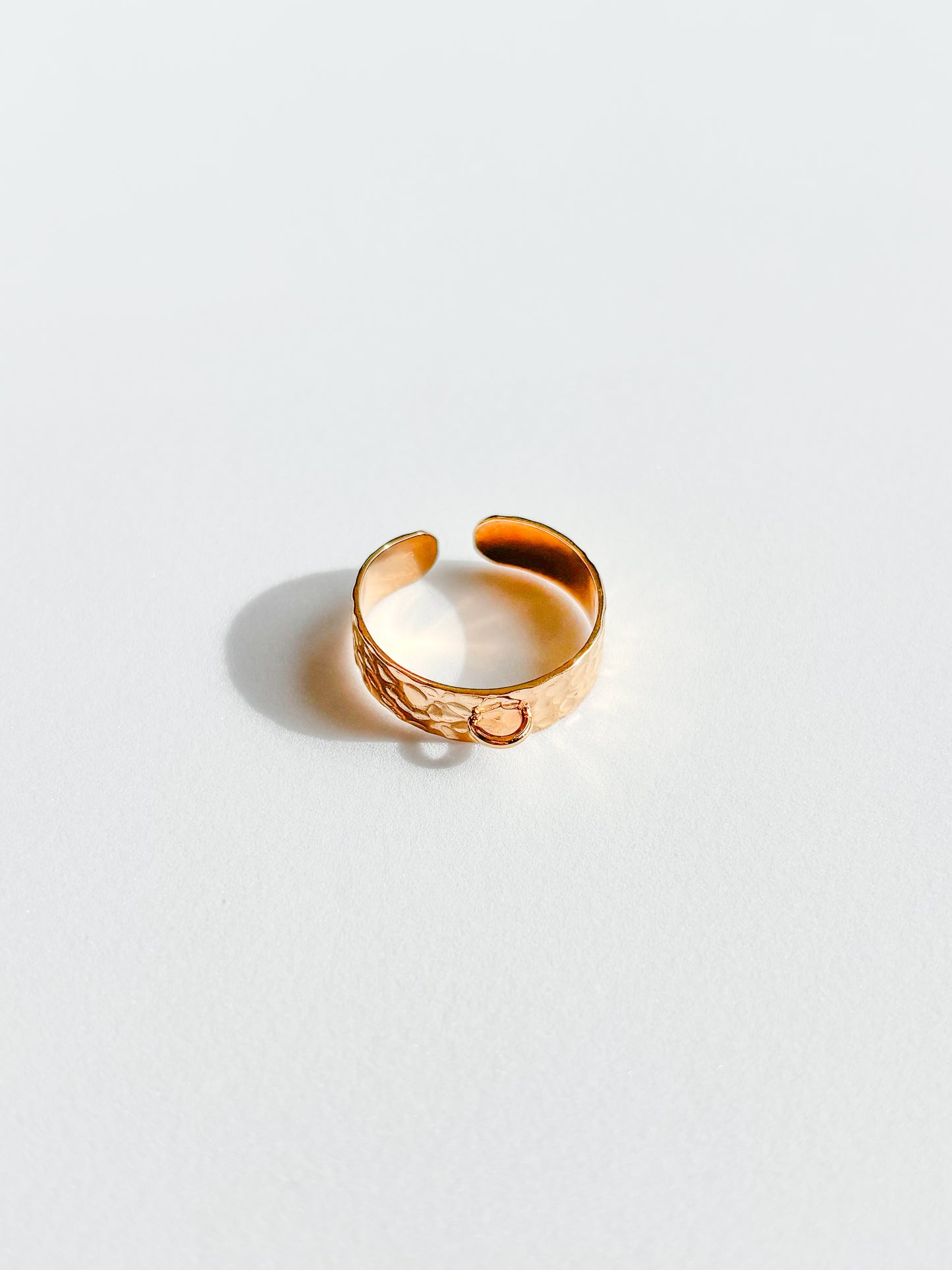 Bague Anneau martelé pour charm/breloque