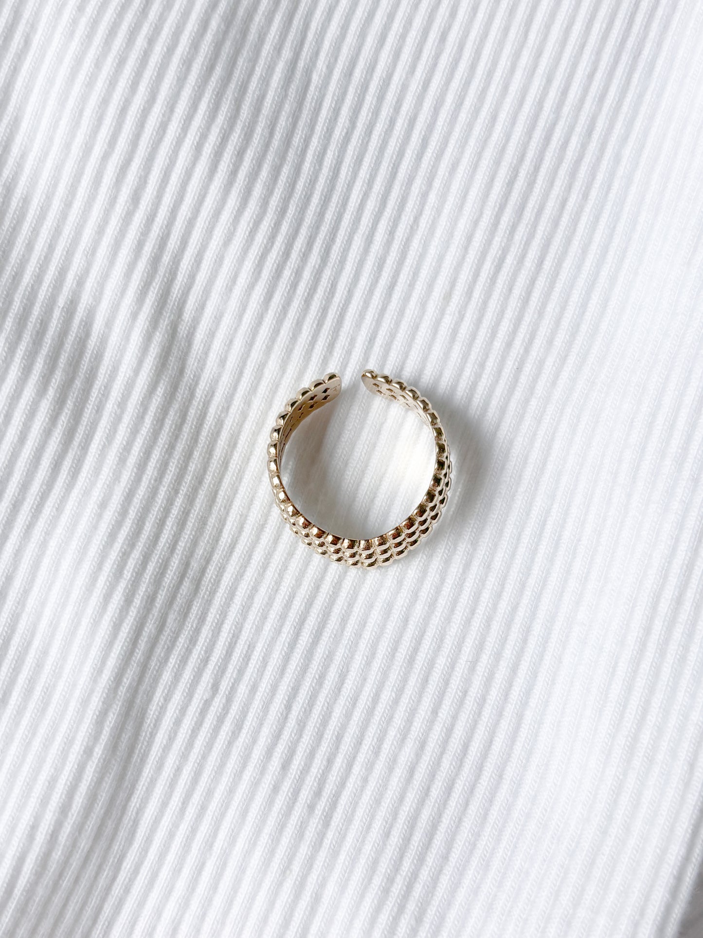 Bague 3 rangs effet milgrain en V