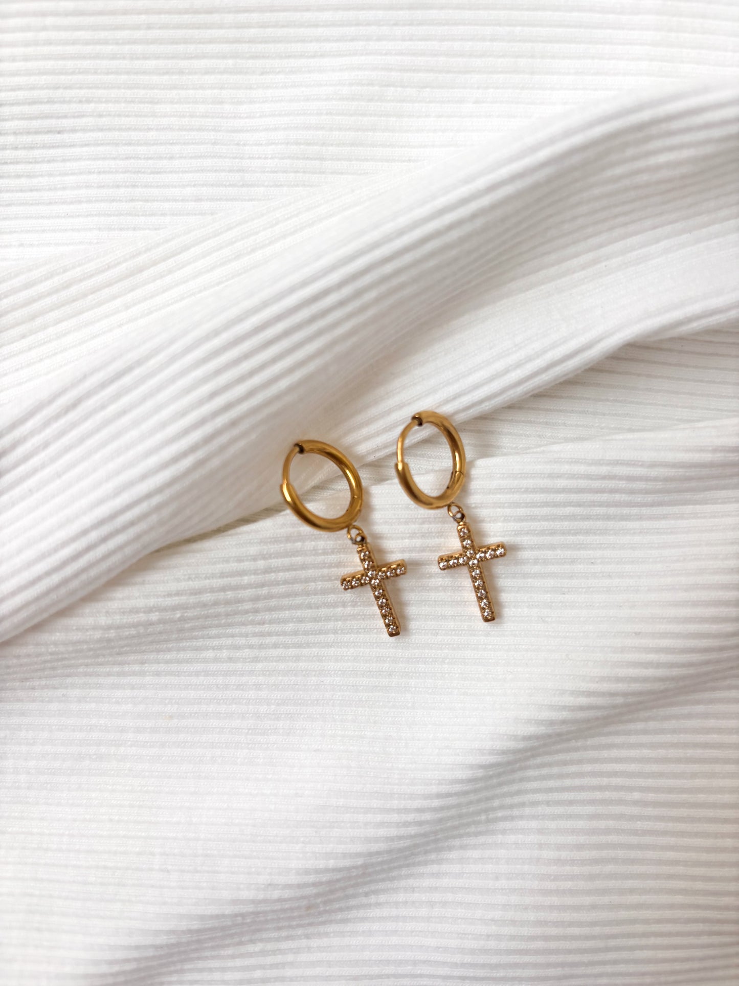 Boucle d'oreille Mini créole breloque croix strass